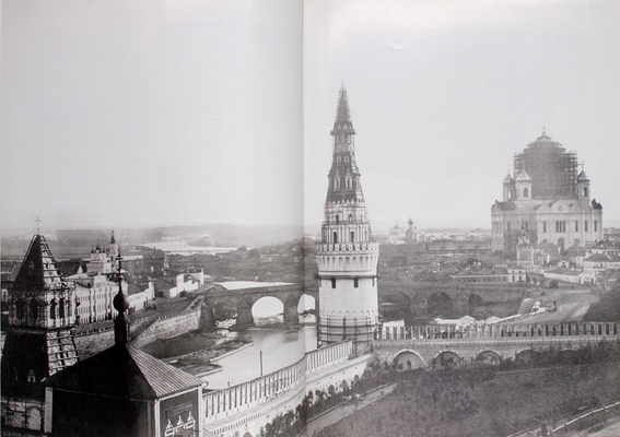 Москва. Реконструкция в фотографиях. 1850–2000 [Альбом / Сост. Ирина Тарханова; под общ. ред. Владимира Ресина]. М.: Изд. Моск. дома фот., 2000.